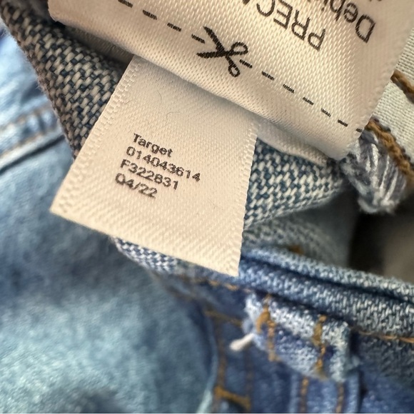 ✨3/$20✨ Universal Thread High Rise Boyfriend Jeans with Cargo Pockets. Size 10 R - Picture 9 of 13